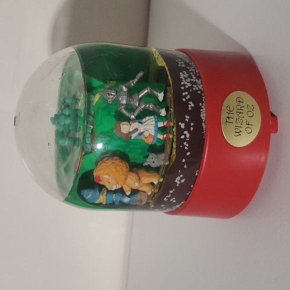 THE WIZARD OF OZ SNOW GLOBE MUSIC BOX! - Picture 1 of 1